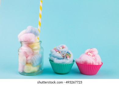 Cotton Candy Cupcake Fotos Imagenes Y Otros Productos Fotograficos De Stock Shutterstock