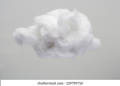 Baumwolle Wolle einzeln auf grauem Hintergrund mit Textbereich. Wolken aus realer Baumwolle