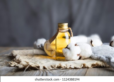 Baumwollsamenöl in einer Glasflasche auf Holzoberfläche. Nahaufnahme