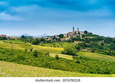 Landschaft im Frühling entlang der Straße von Fano nach Mondavio, Provinz Pesaro e Urbino, Marken, Italien