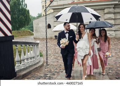 Couple With The Bridesmaids In The Rainy Wedding Day