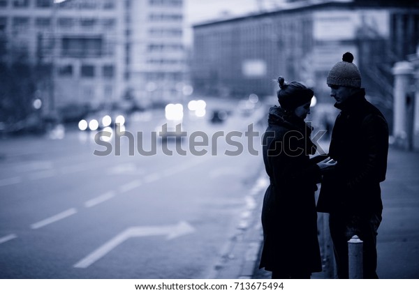 couple in city road\
snowfall