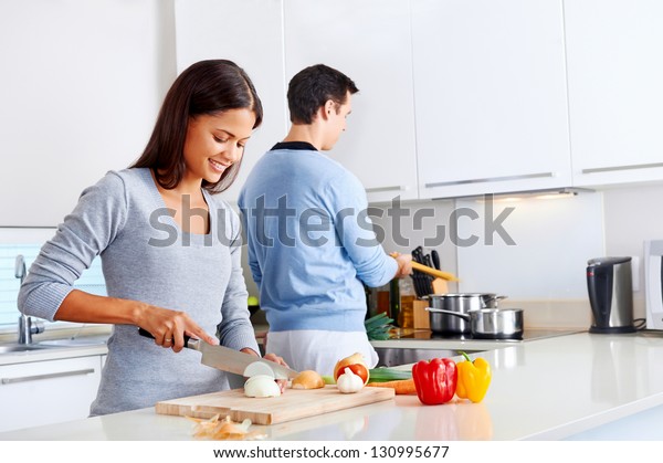 キッチンのライフスタイル料理の準備で健康的な料理を作るカップル の写真素材 今すぐ編集