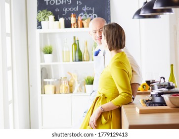 Paarkochen zusammen in der Küche zu Hause