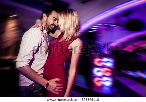クラブで踊るカップル の写真素材 今すぐ編集 323896118