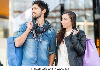     Couple doing shopping in a urban street Foto Stock