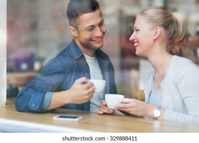 Coupé trinken Kaffee im Café 