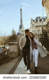  couple of  the Eiffel Tower 