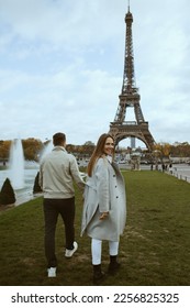  couple of  the Eiffel Tower 