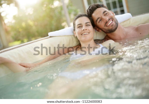 お風呂のお湯でゆっくり過ごすカップル の写真素材 今すぐ編集