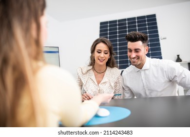 Ehepaar in einem Betrieb beschließt, Solarpaneele für ihr Zuhause zu kaufen