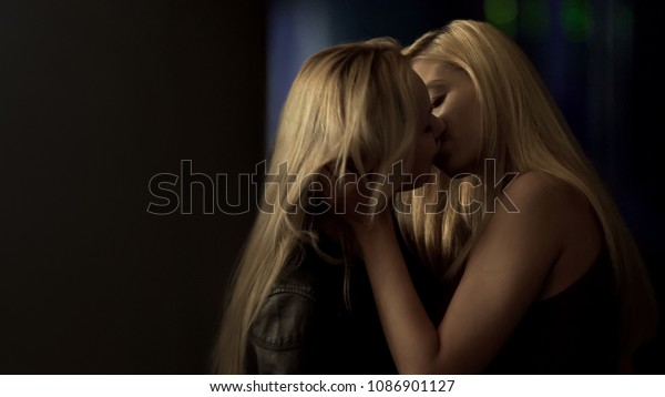 Lesbian Blondes