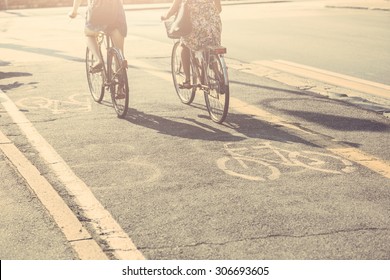 2 people cycle