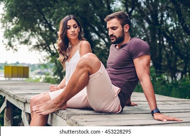 Casal lutando enquanto sentado no cais