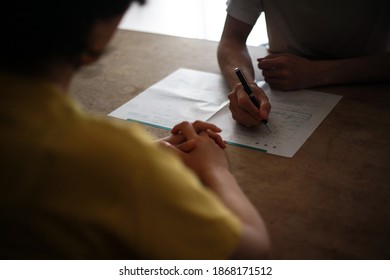 A couple filling out a divorce report
Divorce report in Japan
Japan's official divorce date, name, address, date of birth