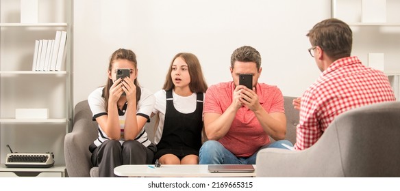 Couple With Girl Discussing Problems In Family With Family Psychologist. Discussion Of Family Problems With Psychologist. Psychologist Give Family Therapy For Phone Addicted Dad Mom And Daughter Girl.