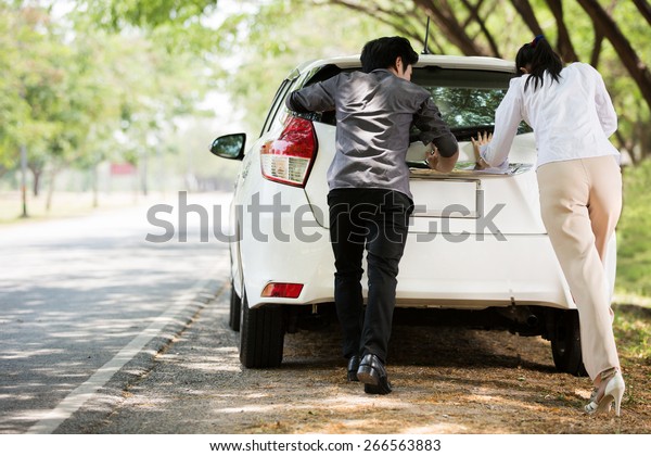 2人で車を押すのを手伝ってくれた 横に折れた の写真素材 今すぐ編集