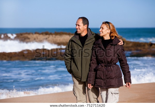 Couple Heureux En Hiver Sur Une Stock Photo Edit Now 752711620