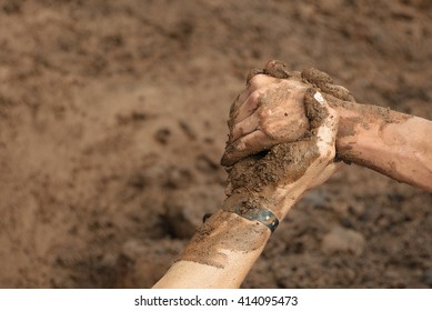 Couple hold hands,help when overcoming hindrances mud