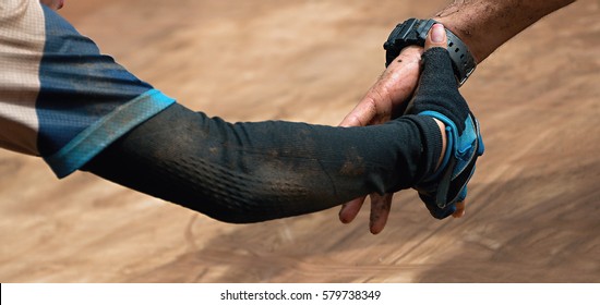 Couple hold hands,help when overcoming hindrances mud race runners