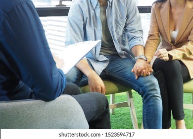 Paar, die sich gegenseitig Hände halten, während sie mit Arzt oder Psychiater über Beziehung, Leben und Sex-Problem beraten. Psychologische Sitzung, Medizin und Gesundheitswesen