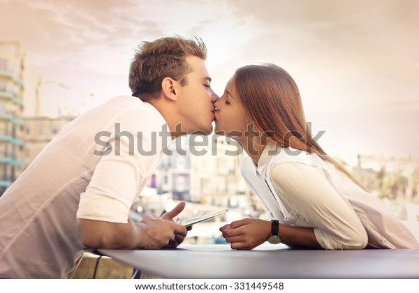 夫婦のキス の写真素材 今すぐ編集