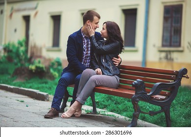 Couple Kissing Bench Alley Stock Photo 286301696 | Shutterstock