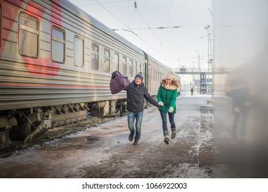 Опоздал на поезд. Человек опаздывает на поезд. Девушка опоздала на поезд. Пассажир опоздал на поезд.