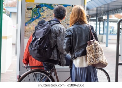 外国人 観光客 日本 道案内 の画像 写真素材 ベクター画像 Shutterstock