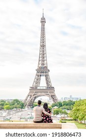 Couple Love in Eiffel, Paris