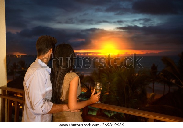 Photo De Stock De Couple Amoureux Au Coucher Du Soleil