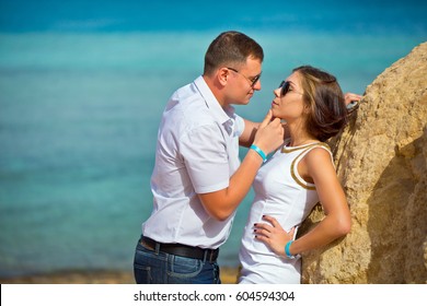 1,384 Man holding woman chin Images, Stock Photos & Vectors | Shutterstock