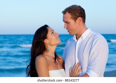 Ehepaar in verliebter Umarmung im Urlaub am Meer in Spanien