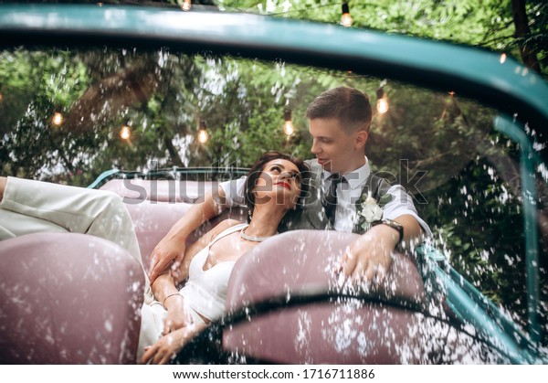 couple in love\
on the back seat of a retro\
car\
