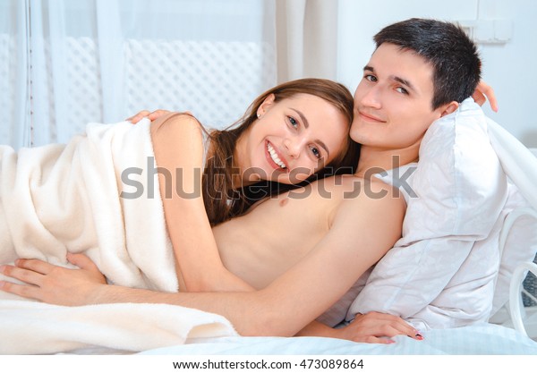 Couple Lovers Lying White Bed Looking Photo De Stock Modifiable