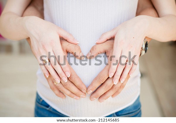 Un Couple Qui Fait Du Coeur Photo De Stock Modifiable