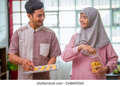 couple making nastar snack cake together in the kitchen