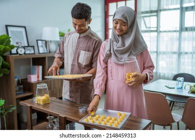 couple making nastar snack cake together in the kitchen