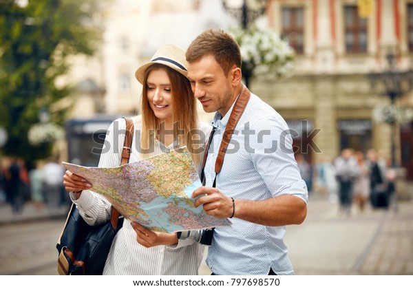 Couple Avec Carte Des Vacances De Photo De Stock Modifiable