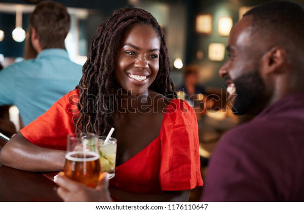 Couple Jour Assis Au Bar Photo De Stock Modifiable