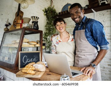Couple partnership the bakehouse with e-business online - Shutterstock ID 605469938