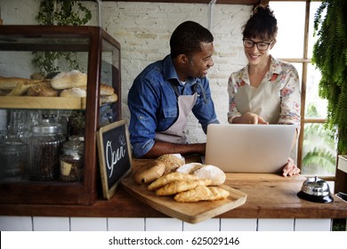 Couple partnership the bakehouse with e-business online - Shutterstock ID 625029146