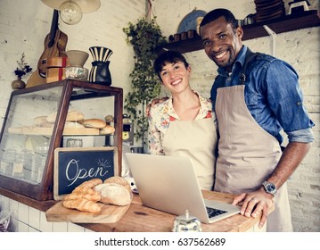 Couple partnership the bakehouse with e-business online - Shutterstock ID 637562689