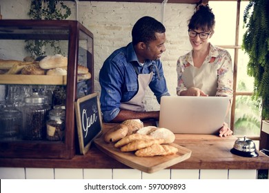 Couple partnership the bakehouse with e-busness online - Shutterstock ID 597009893