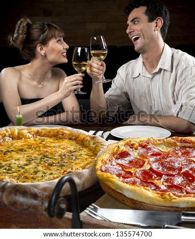 couple in peizzaria
