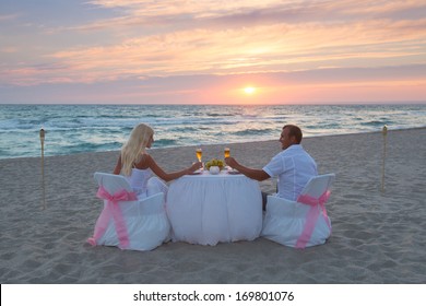 395 Candlelight dinner beach Images, Stock Photos & Vectors | Shutterstock