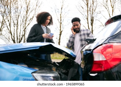 Couple at side of the road exchanging car insurance details after traffic accident