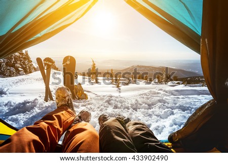 Couple of snowboarder and skier having rest in tent on the top of mountain 商業照片 © 