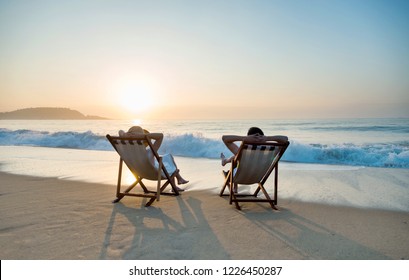 Paar Sonnenstrahlen auf einem Liegestuhl.
