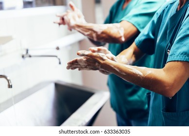 Einige Chirurgen waschen die Hände vor dem Betrieb. Krankenhauskonzept.
